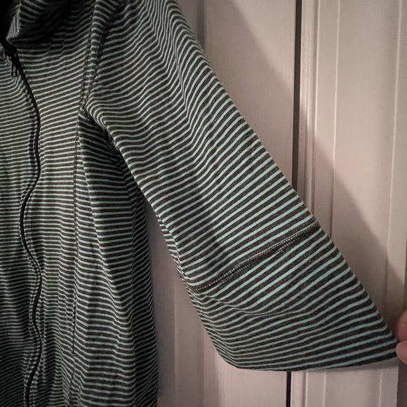lur full zip striped hoodie with 3/4 sleeves and side pockets. Size L - Picture 6 of 8